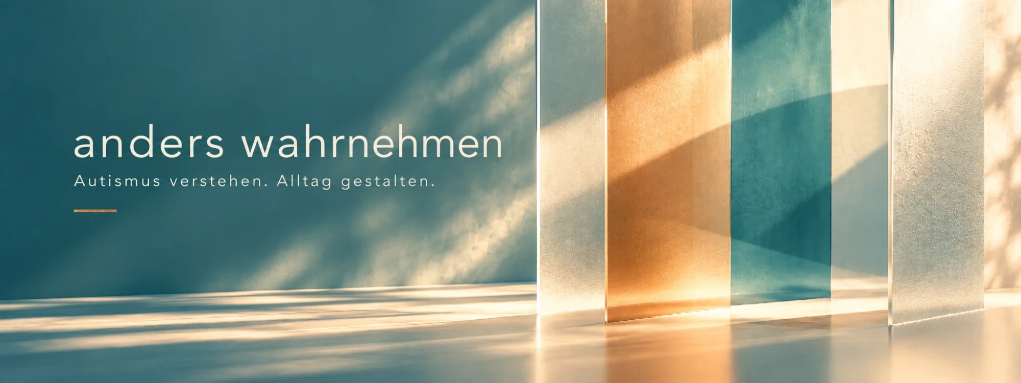 Anders wahrnehmen – Autismus verstehen. Alltag gestalten. Licht fällt durch transparente Glasflächen in Petrol, Bronze und Creme.
